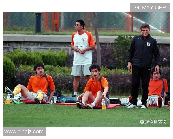 街头偶遇足球明星拍照瞬间记录精彩时刻与球迷互动的温馨视频 街头偶遇足球明星拍照瞬间记录精彩时刻与球迷互动的温馨视频