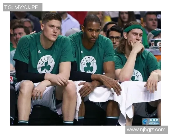 足球明星与模特亲密合影展现魅力瞬间引发粉丝热议