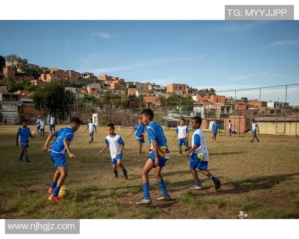 足球明星的孩子们在绿茵场上相遇共同追逐梦想与友谊的故事 足球明星的孩子们在绿茵场上相遇共同追逐梦想与友谊的故事